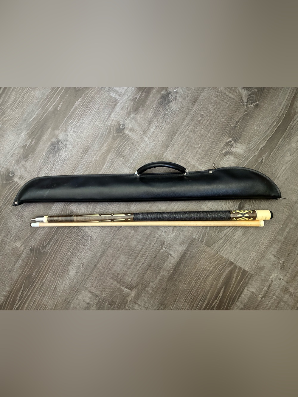 Stealth Pool Cue 20 Ounce 2 Piece and Carrying Case Billards
